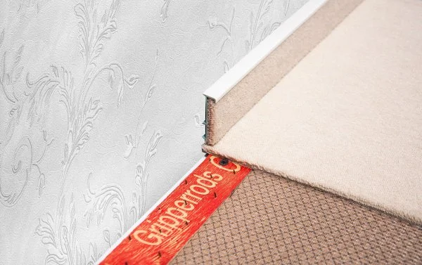 Плинтус для ковролина Korner Listwa 100 Белый 2,5м (50мм) в Перми