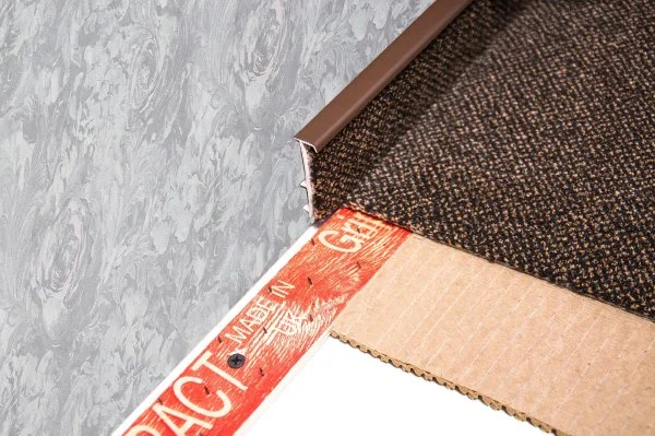 Плинтус для ковролина Korner Listwa 105 Темно-коричневый 2,5м (50мм) в Перми