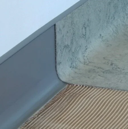 Коннелюрный односоставной плинтус Bonkeel Prof Серый (95х2700мм) в Перми