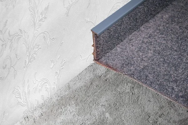 Плинтус для ковролина Korner Listwa 108 Графит 2,5м (50мм) в Перми